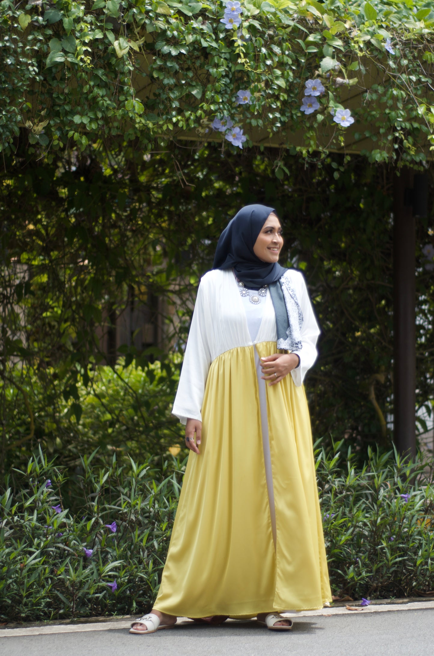 A yellow abaya